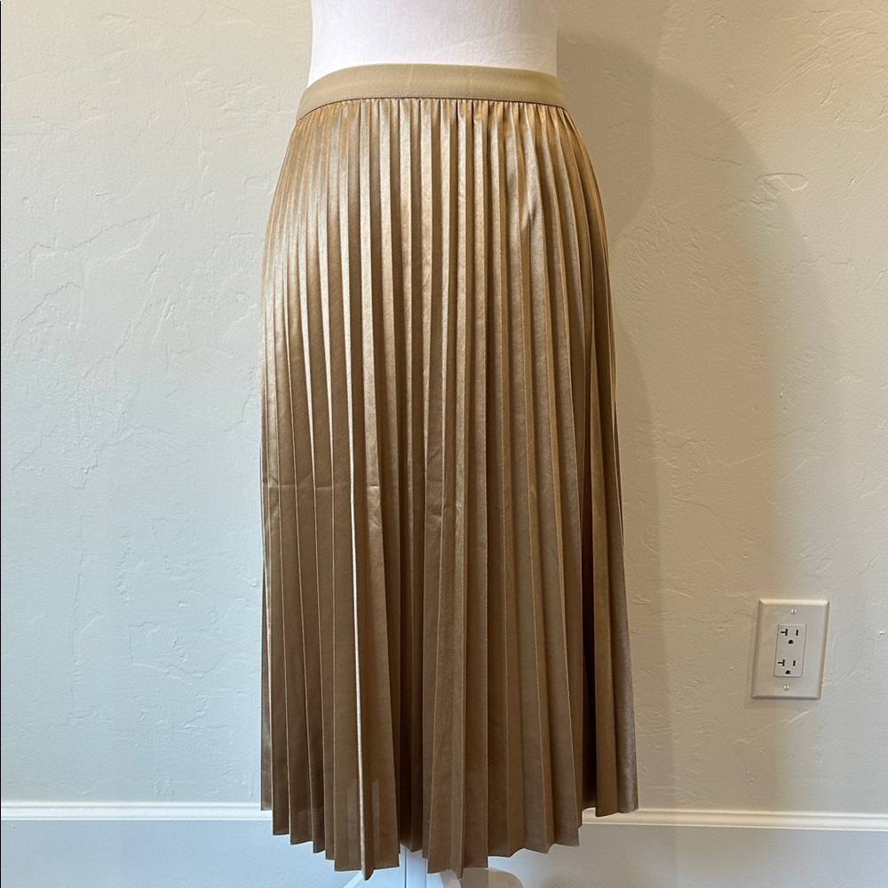 Elegant Gold Pleated Skirt - Picture 1 of 4